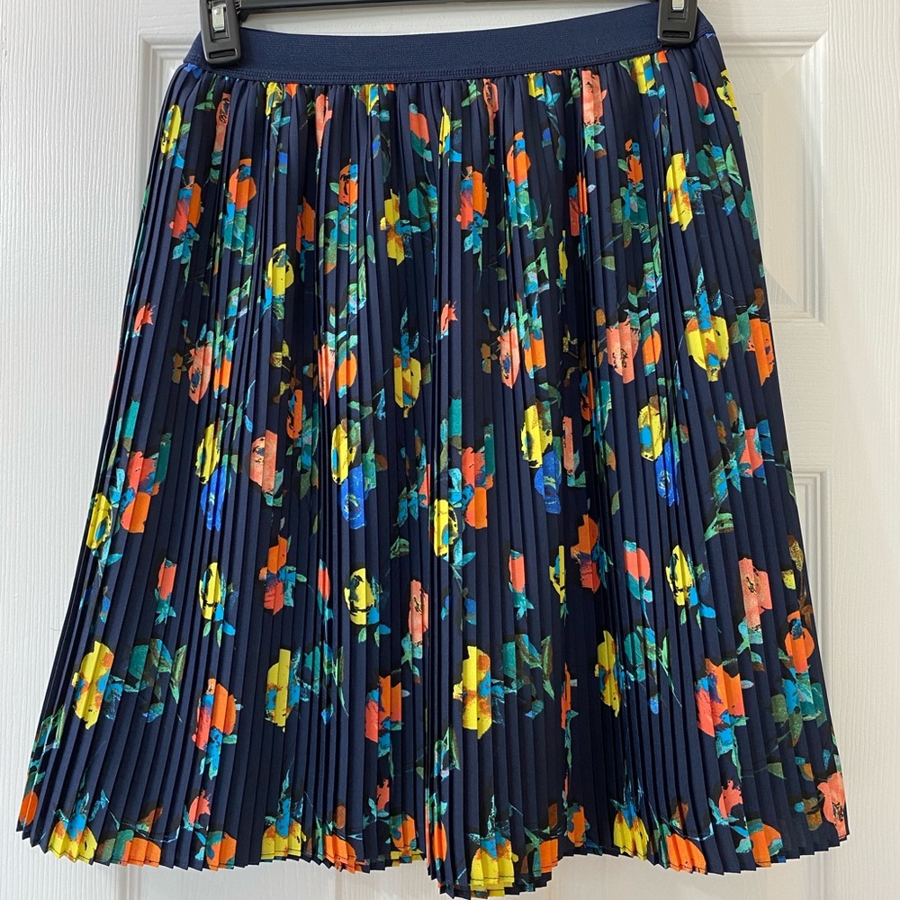 Beautiful Navy Pleated Floral Skirt Size Small